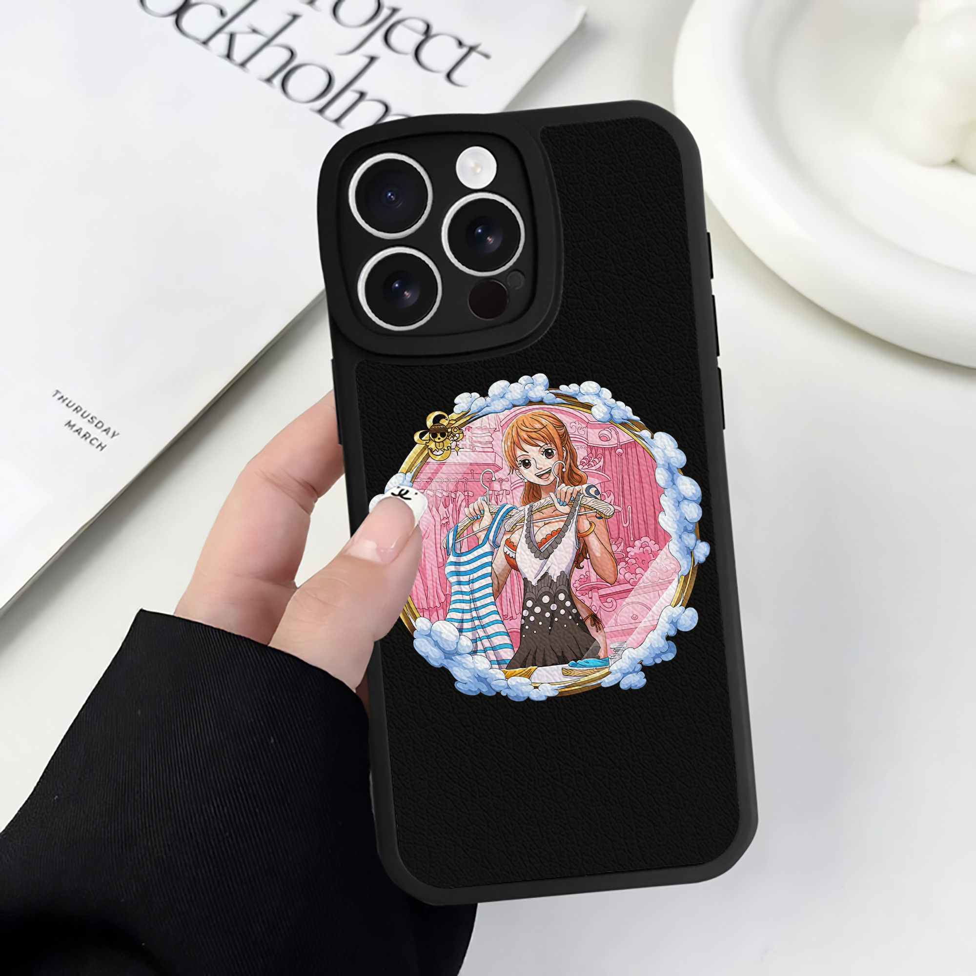 （画像用） ワンピース ナミ ONE PIECE Nami 【iPhone 16シリーズ対応】シリコンスマホケース（レザー調） 材質：シリコン